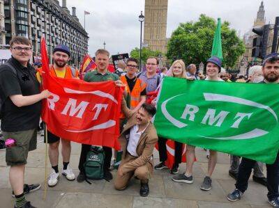 В Великобритании началась крупнейшая за 30 лет забастовка на железных дорогах