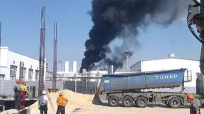 В Ростовской области горит нефтеперерабатывающий завод, соцсети писали об ударе с беспилотника