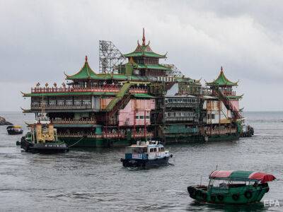 В Южно-Китайском затонул известный плавучий ресторан Jumbo. Он считался одним из символов Гонконга