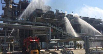 Беспилотник врезался в нефтеперерабатывающий завод в Ростовской области, там пожар (видео)