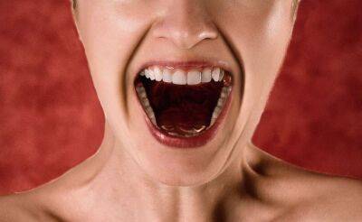 Стоматолог назвал главные причины пожелтения зубов