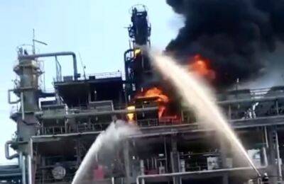 Огненная "бавовна" в Ростове: горит нефтеперерабатывающий завод - момент удара беспилотника попал на видео