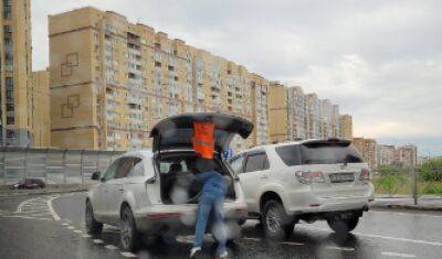В Тюмени на кольце улиц Мельникайте – Федюнинского неудачно сломался дорогой «Ауди»