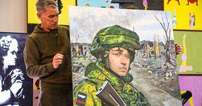 Россиянин нарисовал Виктора Цоя в военной форме и со свастикой Z на фоне руин Мариуполя