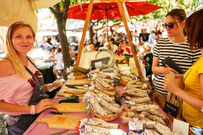 В центре Праги откроется французский продуктовый рынок