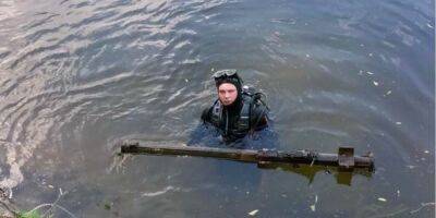 «Вот такой улов». Водолазы ГСЧС достали из реки в Сумской области российскую Иглу — фото