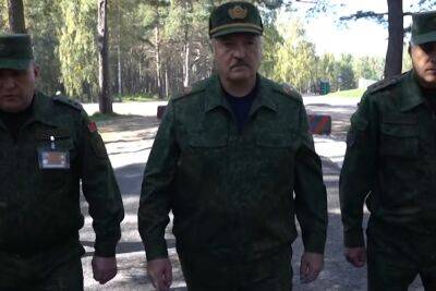 "Коленька, скажи дяде вове, что настоящие": Лукашенко высмеяли за деревянные танки на границе с Украиной