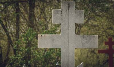 В Тюмени на Текутьевском кладбище неизвестные развесили на крестах нижнее белье