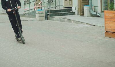 К Тюмени подъезжает путешественник на самокате. Он решил пройти до Владивостока