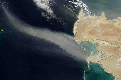 Сильный ветер на 250 км вынес пыль из Туркменистана в Каспийское море