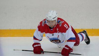 "Пойду поиграю в хоккей": о чём Путин и Макрон говорили за 4 дня до войны