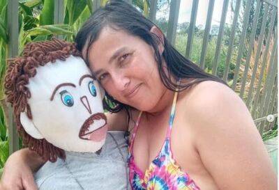 37-летняя Мораес вышла замуж за куклу и, говорит, что забеременела и родила от нее