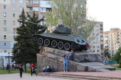 Танк, який стояв на постаменті в центрі Лисичанська, вдалося завести - він поїхав (відео)