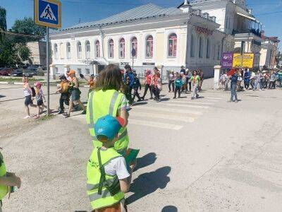 Сотрудники ГИБДД Кунгура совместно с ЮИДовцами провели пропагандистскую акцию «Пешеходный переход»