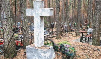 Ветер повалил памятники на кладбище около Ишима
