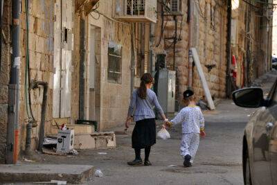 Больше трети израильтян не преодолевают бедности родителей