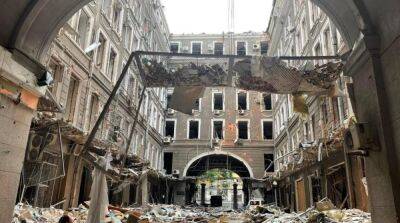В центре Харькова в результате ракетных ударов разрушено офисное здание