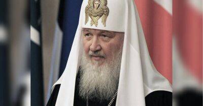 Карма: російський патріарх кирилл мало не вбився, послизнувшися на «святій воді» у церкві (відео)