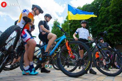 Велодень у режимі онлайн: в Києві триває патріотичний велопробіг, де збирають кошти на закупівлю медпрепаратів для ЗСУ
