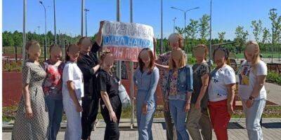 «Труд освобождает». В школе под Москвой провели субботник под лозунгом нацистов: российских учителей «развел» блогер из Беларуси