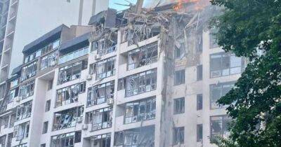 Россияне ударили ракетой в девятиэтажку в Киеве: есть погибшие (ФОТО, ВИДЕО)