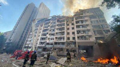 Ракетный удар по Киеву: под завалами дома находятся люди, есть погибший
