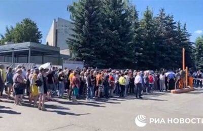 Сотни людей пришли проститься с Юрием Шатуновым на Троекуровском кладбище в Москве