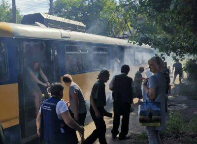 Трамвай с пассажирами загорелся в Днепре: коммунальщики бросились на помощь