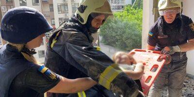 Врачи рассказали о состоянии девочки, которую достали из-под завалов дома в Киеве