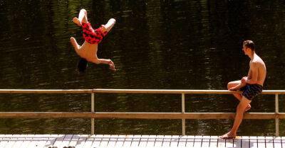 В Латвии идет компания против прыжков в воду головой вперед