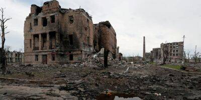 «Оккупанты не планируют захоронение». В Мариуполе под завалами одного из домов найдены более 100 тел погибших — советник мэра