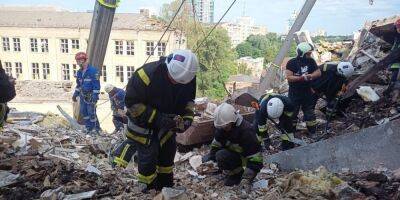 Удар РФ по Киеву: спасатели возобновили разбор завалов в поврежденном российской ракетой жилом доме