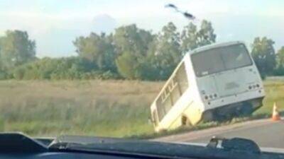 Под Новосибирском автобус съехал в кювет – пострадал подросток