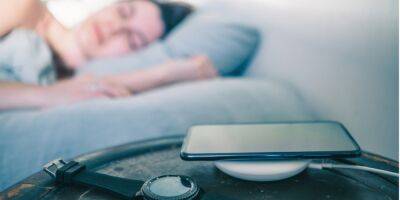 Можно ли заряжать телефон всю ночь: Рекомендации по зарядке аккумулятора смартфона