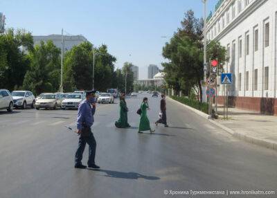 Полицейские Ашхабада переключили внимание с нарушителей масочного режима на переходящих дорогу в неположенном месте
