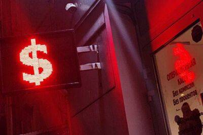 Курс рубля на Мосбирже растет до 53,3 за доллар и 56,2 за евро в начале дня