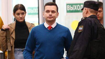 Задержанного в Москве Илью Яшина доставили в Хамовнический суд