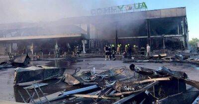 Более 20 погибших, 59 раненых: увеличилось число жертв удара по ТЦ в Кременчуге (фото)