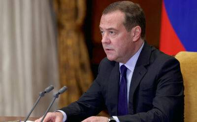 Медведев предупредил Литву о «способном перекрыть кислород» ответе России