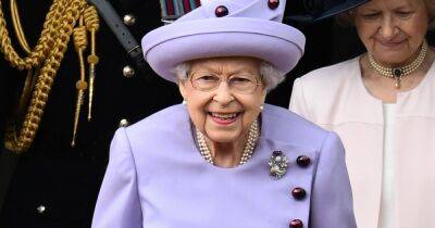Елизавета II появилась на публике в новом сиреневом наряде
