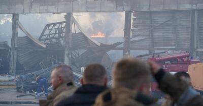 "Мой магазин сгорел, ничего не осталось": очевидцы трагедии в ТРЦ в Кременчуге делятся своими историями
