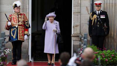 Королева Елизавета II приняла участие в военном параде в Эдинбурге