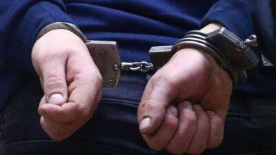 В Исфаре по подозрению в мошенничестве задержан сотрудник налоговой инспекции