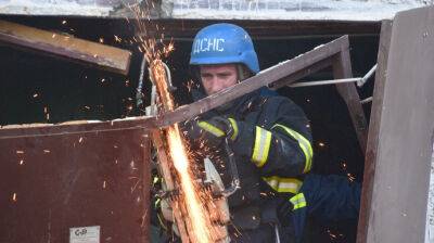 Спасатели рассказали о разрушениях от попадания в многоэтажку в Николаеве