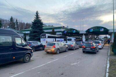 Украинцам разрешили ввозить автомобили на всех пунктах пропуска Львовской области