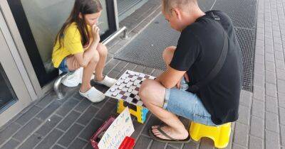 Партия за пожертвование: 10-летняя чемпионка мира по шашкам собирает деньги на помощь ВСУ (ФОТО)