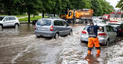ФОТО. На Вильнюс обрушился ливень: улицы затоплены, на дорогах — заторы