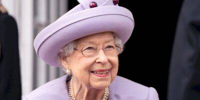 Второй выход за неделю. Королева Елизавета приняла военный парад в Шотландии