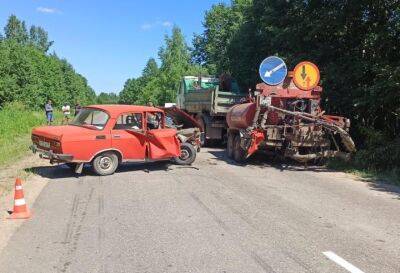 Пожилой водитель «Москвича» и его пассажир пострадали в ДТП в Тверской области