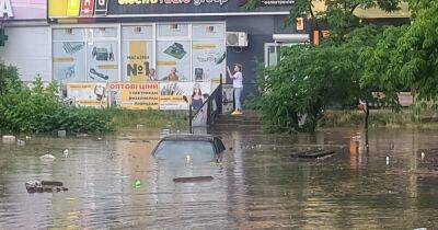 Затоплены дома и автомобили: Киев во время масштабной грозы "ушел под воду" (фото, видео)